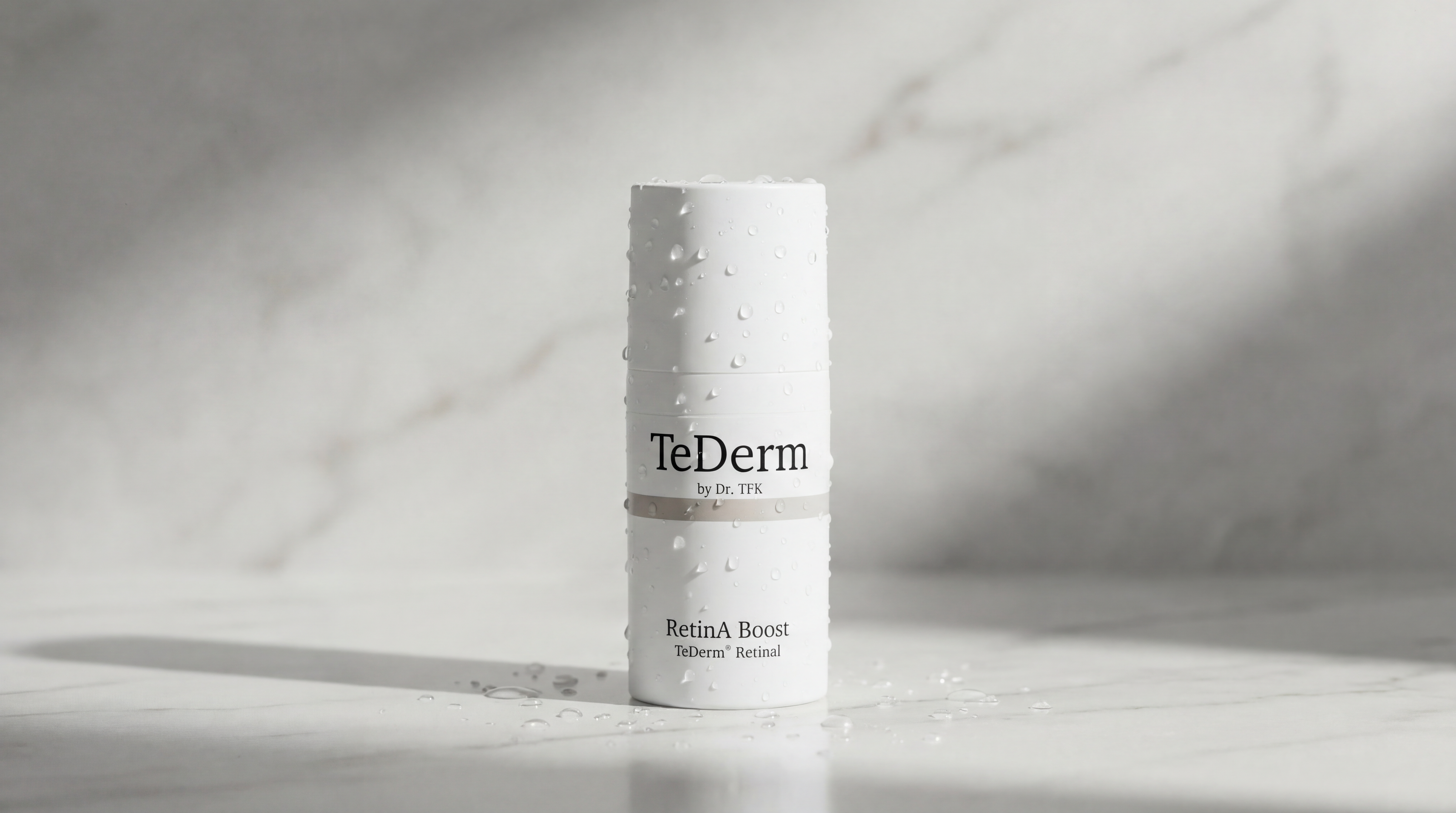 TeDerm RetinA Boost bottle with water droplets – widescreen product photo